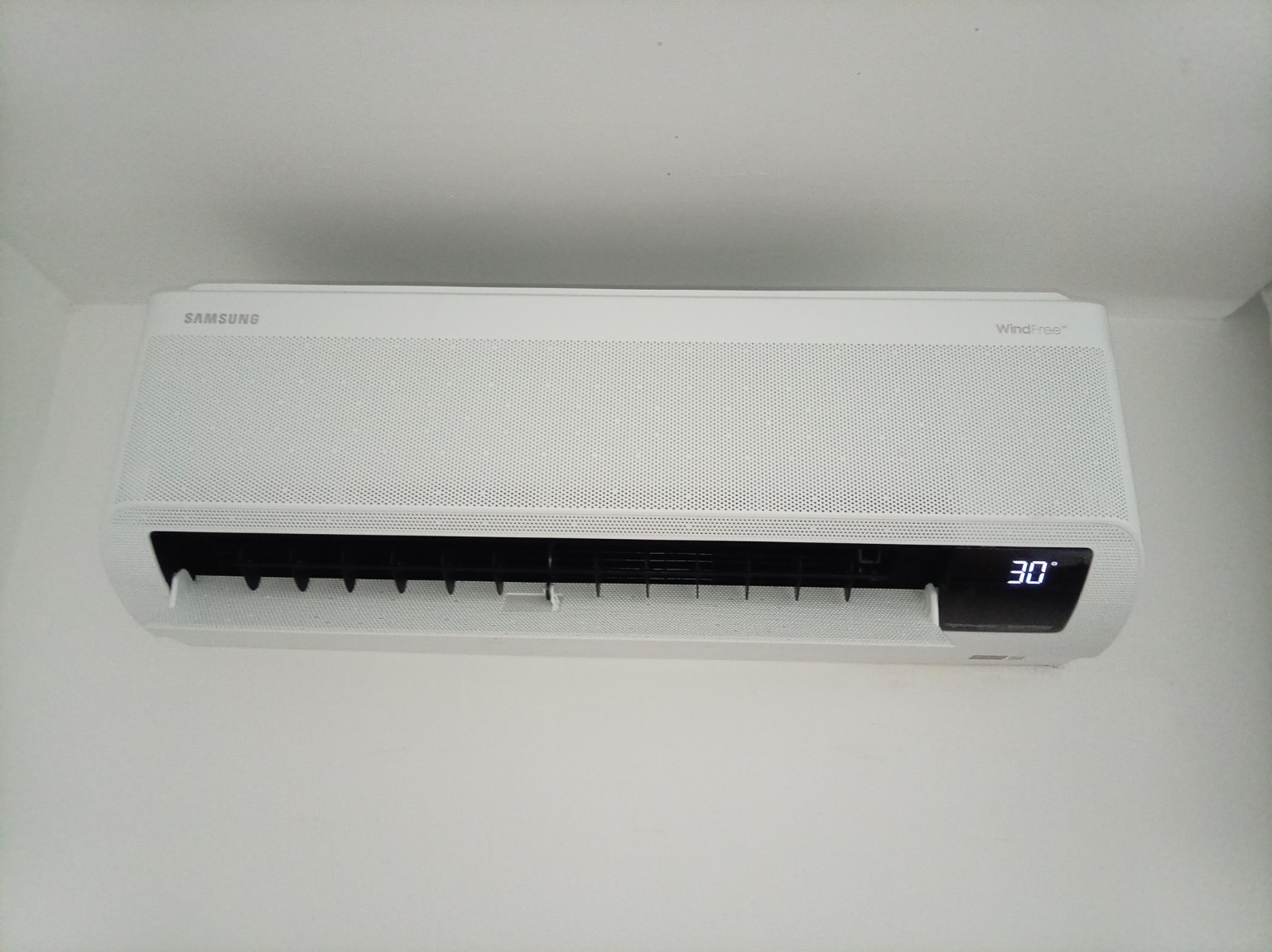 Wall mounted air conditioner